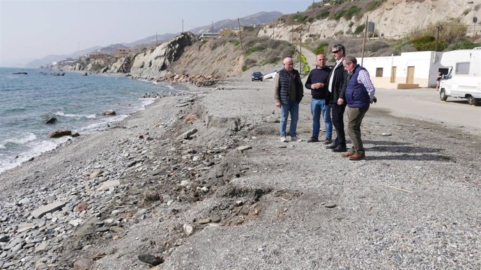 El alcalde de Adra (Almería), Manuel Cortés, visita la costa de Los Guainos