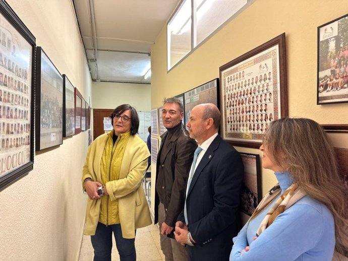 La delegada de Desarrollo Educativo, Formación Profesional, Universidad, Investigación e Innovación de la Junta en Granada, María José Martín, visita el CEIP Sierra Nevada .