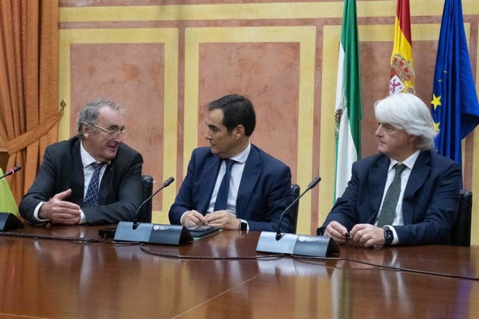 El consejero de Justicia, Administración Local y Función Pública, José Antonio Nieto, reunido con los decanos abogados en el Parlamento andaluz