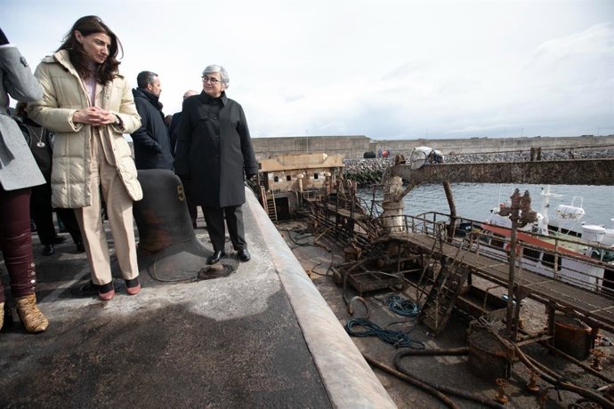 La ministra de Justicia, Pilar Llop, junto a la alcaldesa de Gijón, Ana González, comprueban el estado del narcobuque 'Nehir', atracado en El Musel (Gijón)