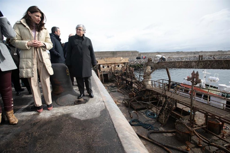 La ministra de Justicia, Pilar Llop, junto a la alcaldesa de Gijón, Ana González, comprueban el estado del narcobuque 'Nehir', atracado en El Musel (Gijón)