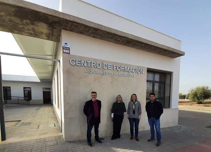 La secretaria general de la Delegación del Gobierno de Andalucía, Isabel Mayo, ha visitado junto con la alcaldesa de Aguadulce, Estrella Montaño, el nuevo Centro de Formación para el empleo de este municipio sevillano.