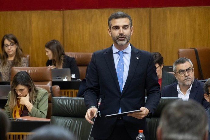 El consejero de Sostenibilidad, Medio Ambiente y Economía Azul, Ramón FernándezPacheco, en el Parlemento.