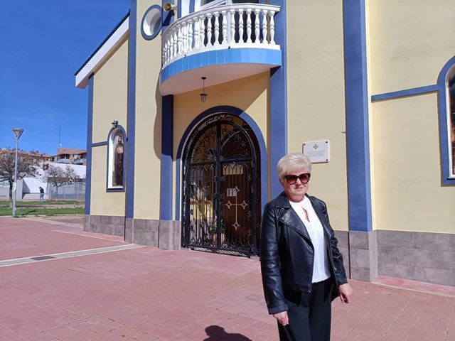 Oleksandra Yavorska, ucraniana y voluntaria, junto a la parroquia de los Santos Cirilio y Metodio de la capital.