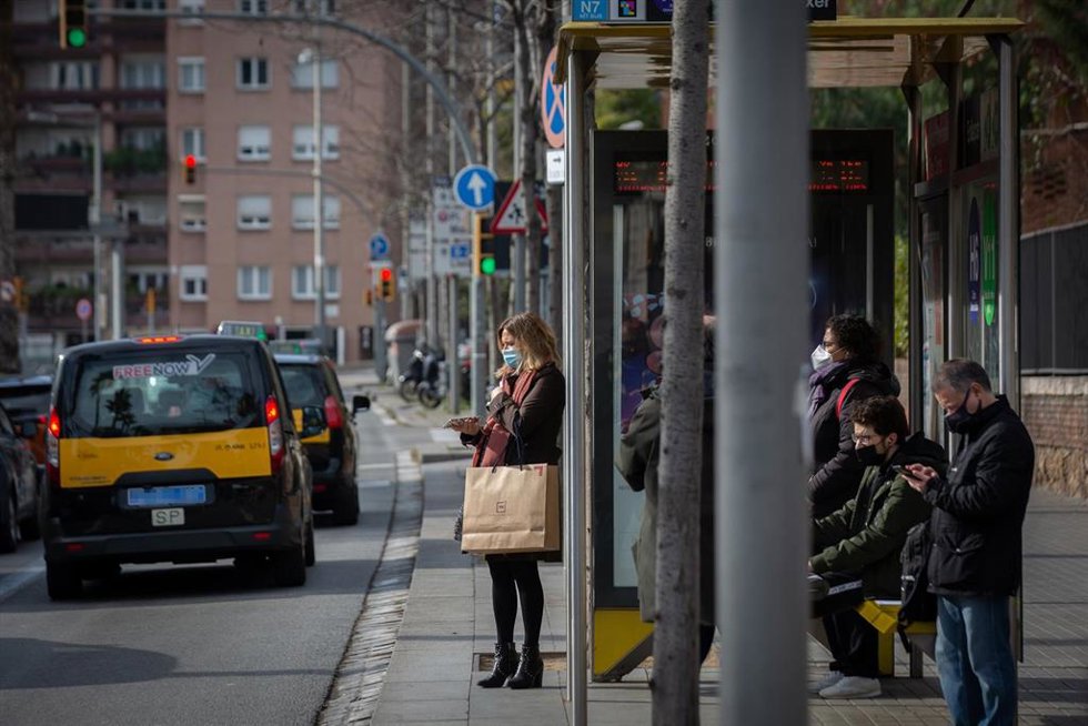 Archivo - Varios taxis pasan junto a una parada, donde varias personas esperan el autobús, durante la huelga de autobuses en Mitre Ganduxer, a 17 de febrero de 2022, en Barcelona, Cataluña, (España). Los sindicatos CCOO, UGT, ACTUB, SIT, CGT y ACAT han 