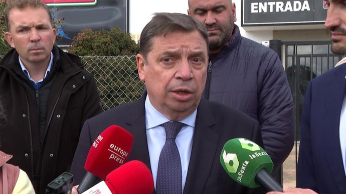 Luis Planas atiende a los medios en Villanueva de Córdoba.