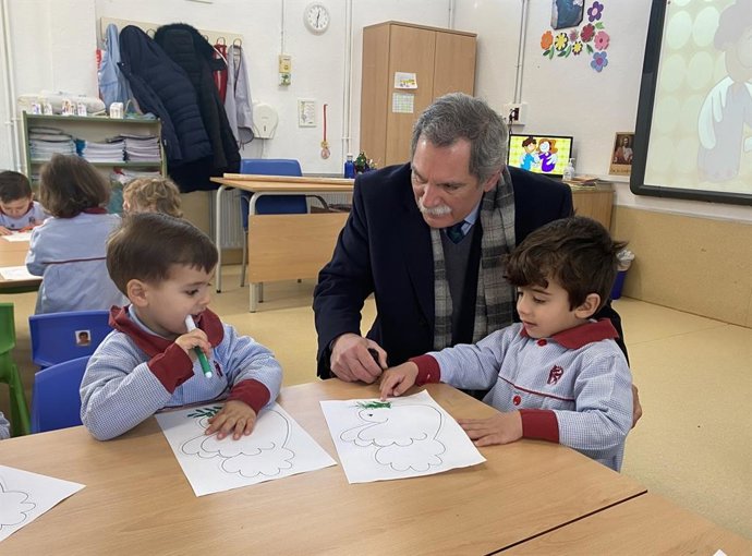 El delegado territorial de Desarrollo Educativo y FP, José Francisco Viso, visita un colegio en una imagen de archivo.