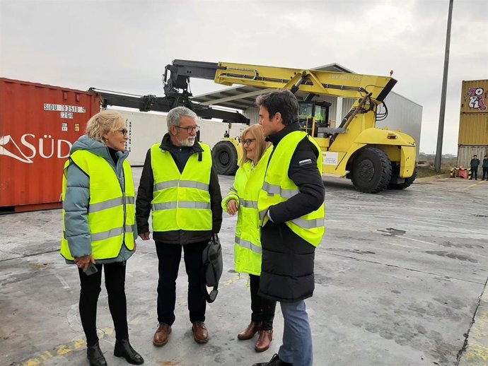 La subdelegada del Gobierno en Huesca, Silvia Salazar, en la Terminal Intermodal de Monzón (TIM), en cuyas instalaciones trabjan inspectores veterinarios del Estado