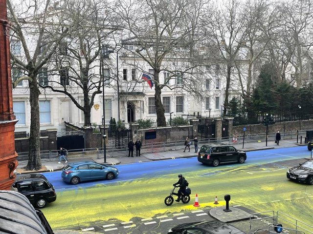 Bandera ucraniana pintada sobre el asfalto frente a la Embajada rusa en Londres