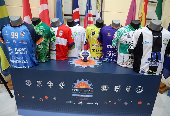 Las camisetas de los ocho equipos participantes en la Copa de la Reina de balonmano 2023