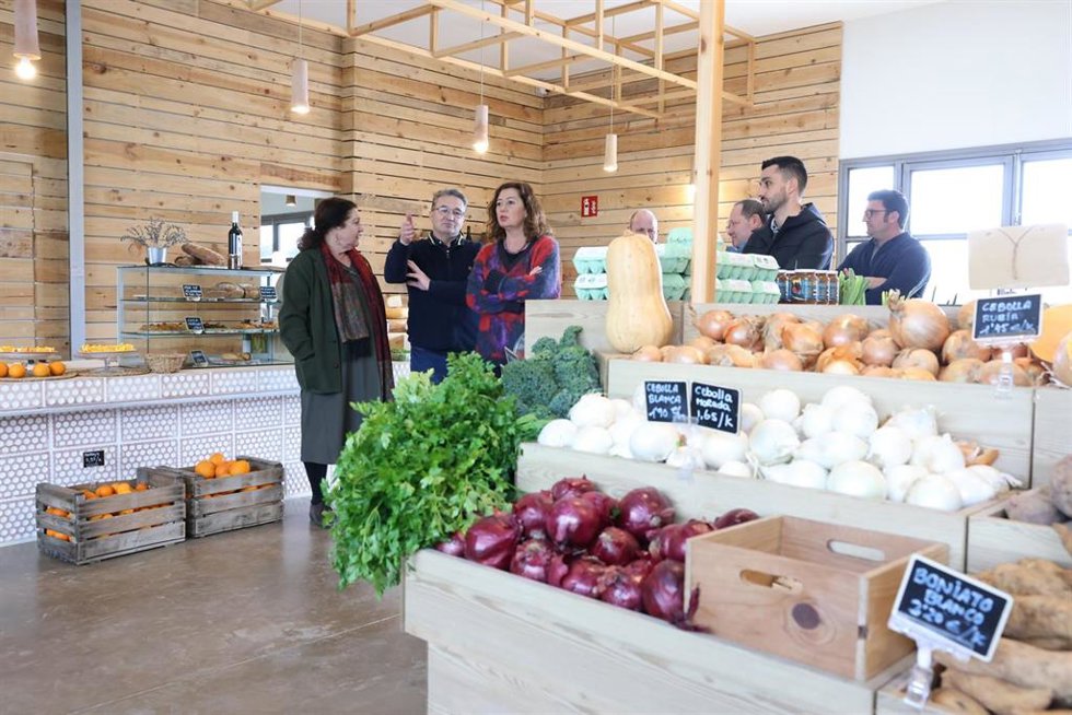 La presidenta del Govern, Francina Armengol, y la consellera de Agricultura, Pesca y Alimentación, Mae de la Concha, durante su visita a Terracor.
