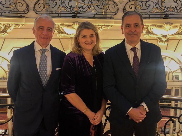 El antiguo presidente de la Asociación de Aguas Minerales de España, Francisco Vallejo, la secretaria general del Sector del Agua Mineral en España, Irene Zafra, y el nuevo presidente de ANEABE, José Manuel García.