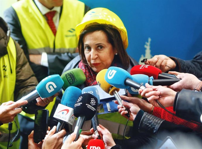 La ministra de Defensa, Margarita Robles, atiende a los medios de comunicación durante su visita a las instalaciones del astillero de Navantia, a 23 de febrero de 2023, en Ferrol, A Coruña, Galicia (España). Durante su visita a Navantia, Robles, ha comp