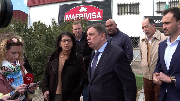 Planas (centro), durante su visita a Villanueva de Córdoba.