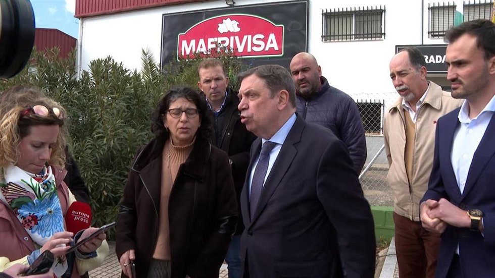 Planas (centro), durante su visita a Villanueva de Córdoba.