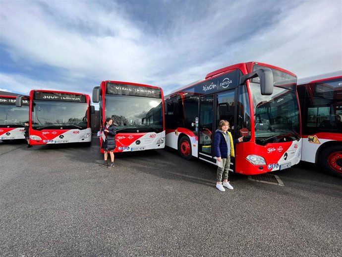 Presentación de los seis nuevos autobuses híbridos de Emtusa, Gijón