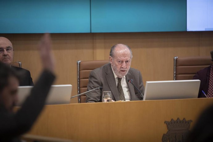 El presidente la Diputación de Sevilla, Fernando Rodríguez Villalobos, durante la sesión plenaria. 