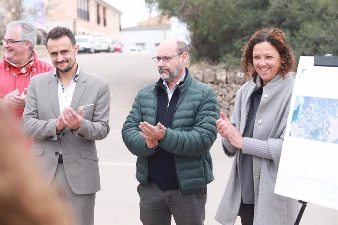 El conseller insular de Movilidad e Infraestructuras, Ivan Sevillano, alcalde de Ses Salines, Juan Rodríguez, y la presidenta del Consell de Mallorca, Catalina Cladera.