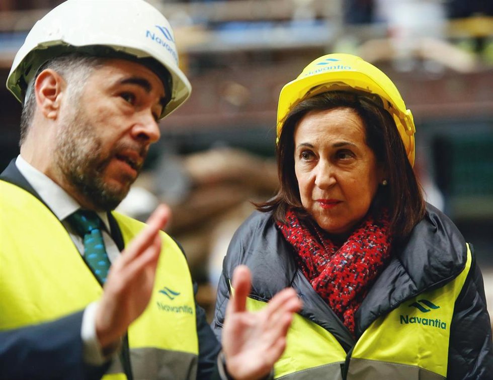 La ministra de Defensa, Margarita Robles, visita junto al presidente de la compañía pública Navantia, Ricardo Domínguez, las instalaciones del astillero, a 23 de febrero de 2023, en Ferrol, A Coruña, Galicia (España). Durante su visita a Navantia, Roble