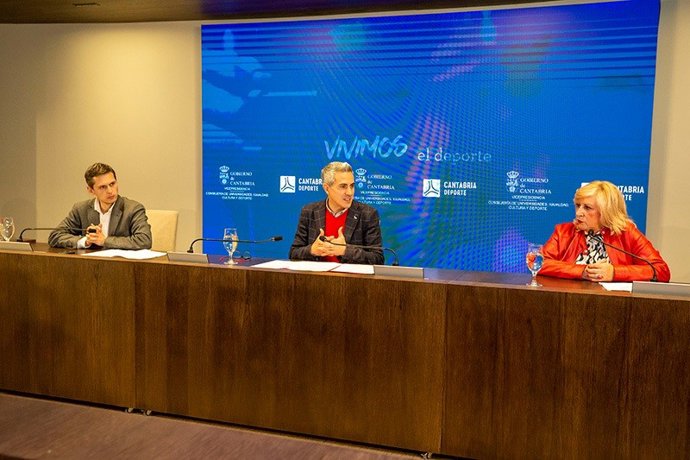 El Vicepresidente, Pablo Zuloaga, El Director General De Deporte, Mario Iglesias, Y La Presidenta Del Colegio De Enfermería De Cantabria, María Luz Fernández
