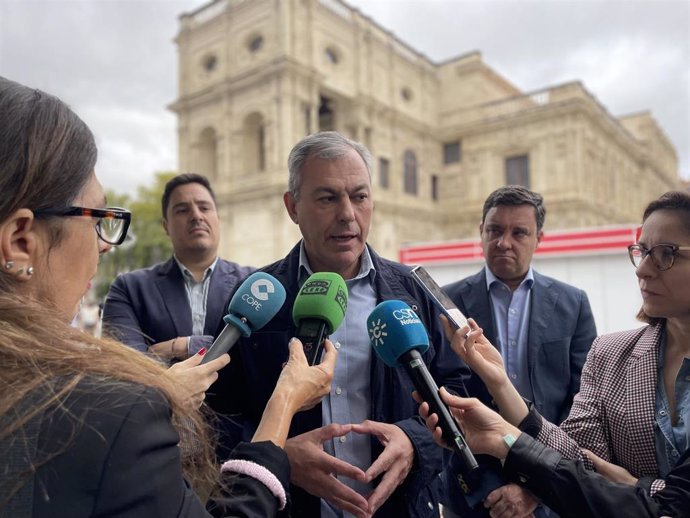 Archivo - El candidato del PP a la Alcaldía de Sevilla, José Luis Sanz, atiende a los medios en una foto de archivo.