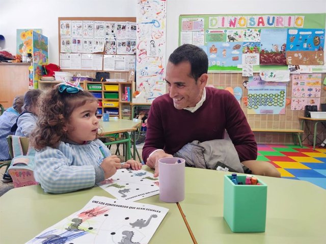 El delegado Francisco José Solano en una imagen de archivo durante su visita a un centro educativo