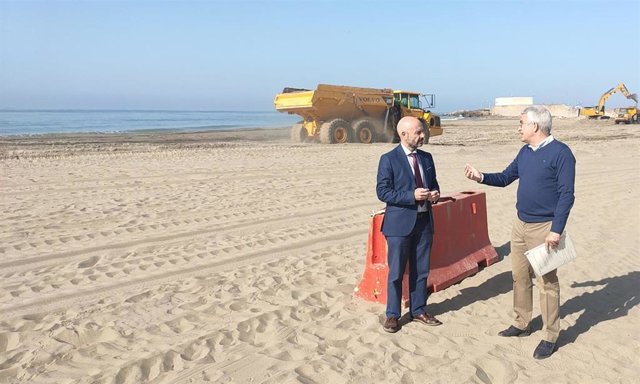 El subdelegado del Gobierno en Málaga, Javier Salas, habla las obras de estabilización de las playas de Malapesquera y Santa Ana en Benalmádena.