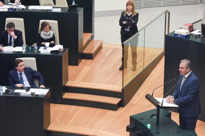 El alcalde de Madrid, José Luis Martínez-Almeida, y el portavoz de Vox en el Ayuntamiento, Javier Ortega Smith