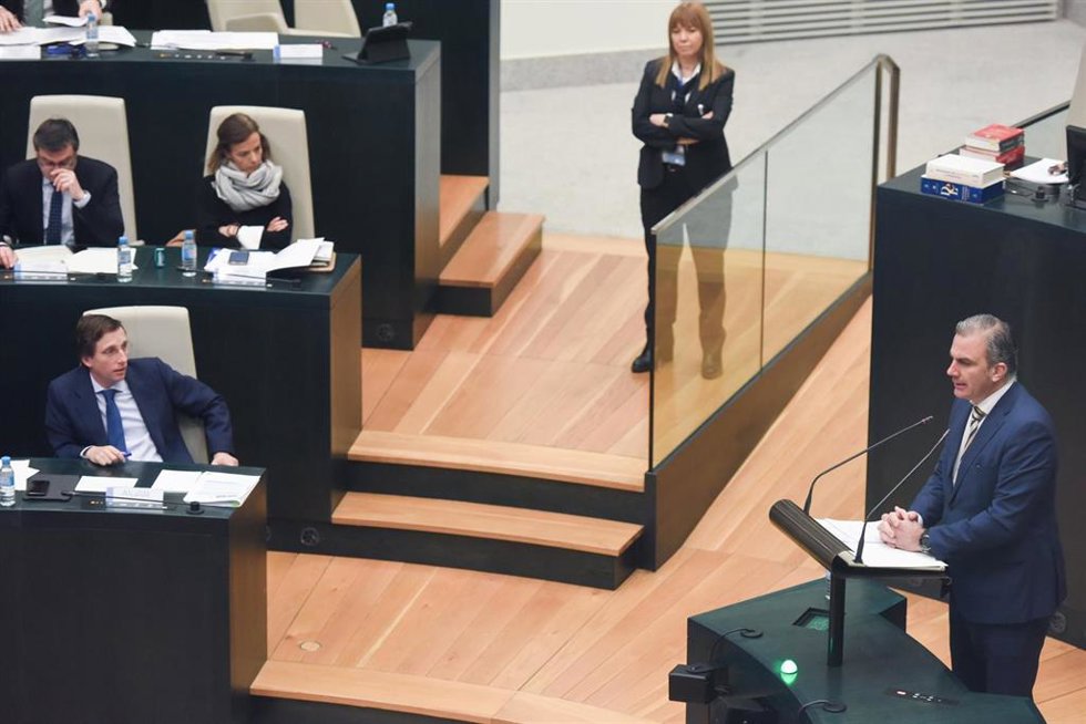 El alcalde de Madrid, José Luis Martínez-Almeida, y el portavoz de Vox en el Ayuntamiento, Javier Ortega Smith