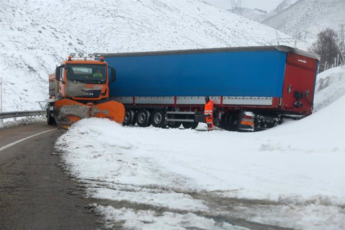 Un camión accidentado a causa de la nieve en la carretera, a 23 de febrero de 2023, en León, Castilla y León (España). La Delegación del Gobierno ha activado la fase de alerta del Protocolo de coordinación de actuaciones ante situaciones meteorológicas 