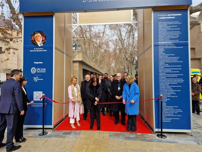María Dolores García, presidenta de la UCAM, corta la cinta de la Muestra de Voluntariado acompañada por Concepción Ruiz, consejera de Política Social, Familias e Igualdad, y Josefina García, rectora de la Universidad