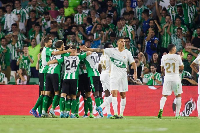 Archivo - Los jugadores del Betis celebran un gol ante el Elche en el Benito Villamarín en LaLiga Santander 2022-2023. 