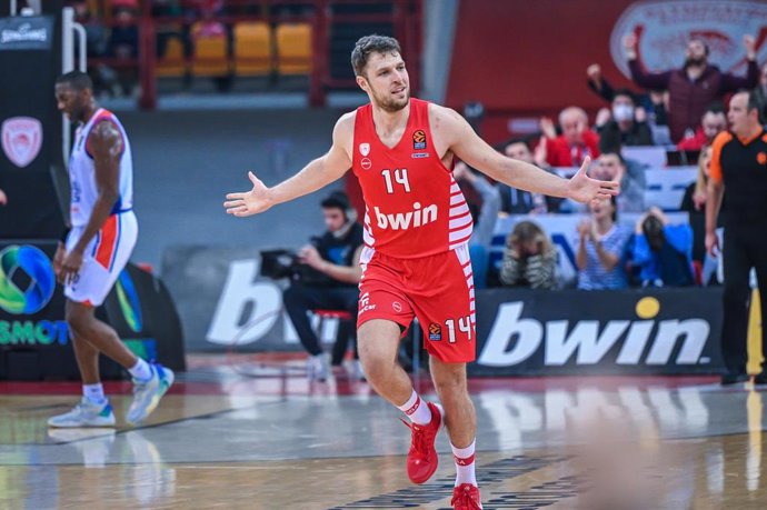 Sasha Vezenkov durante un partido del Olympiacos