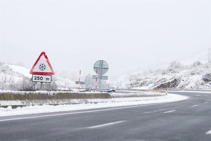 Archivo - Una carretera con nieve
