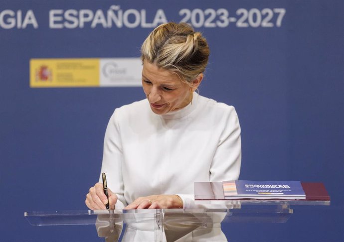 La vicepresidenta segunda y ministra de Trabajo y Economía Social, Yolanda Díaz, durante el acto de presentación del Acuerdo de Diálogo Social, en la sede del Ministerio, a 23 de febrero de 2023, en Madrid (España). 