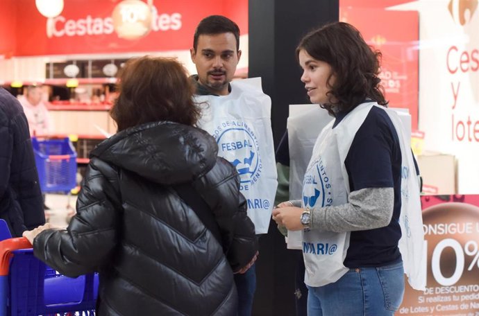 Archivo - Voluntarios colaboran en la recogida de comida y donativos de la Fundación Banco de Alimentos de Madrid.