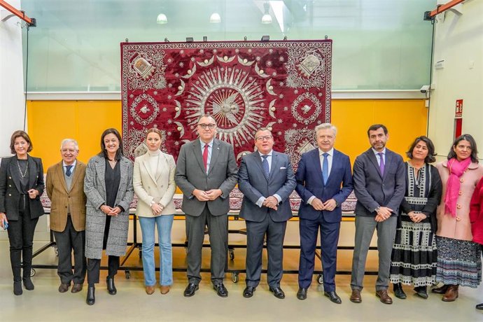 El consejero de Turismo, Cultura y Deporte, Arturo Bernal, en el centro, en la foto de familia tras visitar los trabajos de restauración del palio de la Virgen del Valle, en el Instituto Andaluz del Patrimonio Histórico.