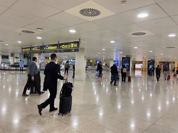 Pasajeros en el Aeropuerto de Barcelona.