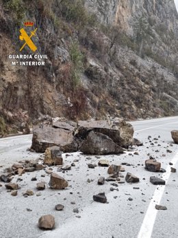 Un desprendimiento obliga a cortar la carretera NA-137 cerca de Isaba.