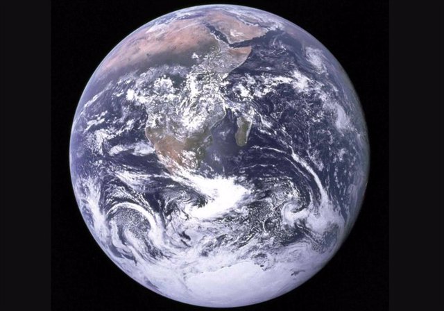 Los hemisferios Sur y Norte se ven igual de brillantes en esta icónica imagen de la Tierra, titulada La canica azul, que la tripulación de la nave espacial Apolo 17 tomó el 7 de diciembre de 1972.
