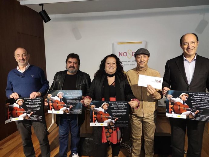 La delegada del Distrito Triana, Encarnación Aguilar, en la presentación del concierto del guitarrista trianero Paco Fernández.