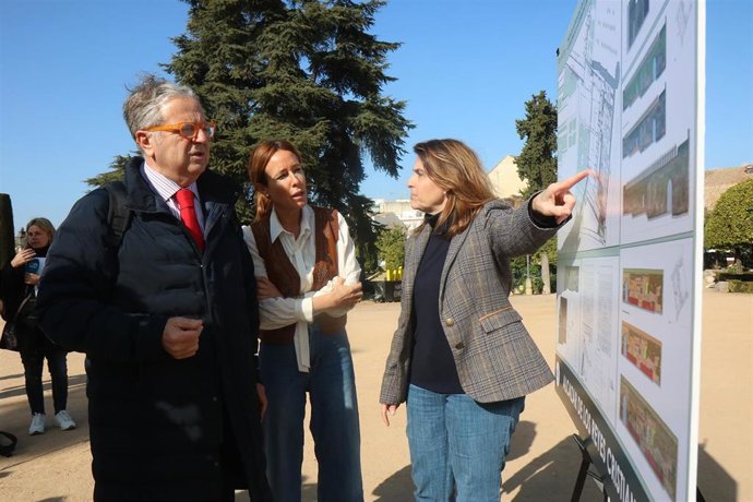 Salvador Fuentes y Marián Aguilar con Carmen Chacón en las obras del Alcázar de los Reyes Cristianos.