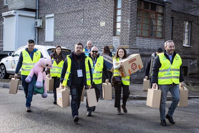 El diputado de Ciudadanos Miguel Gutiérrez reparte ayuda humanitaria en Ucrania.