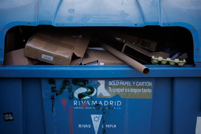 Archivo - Contenedor de papel y cartón 