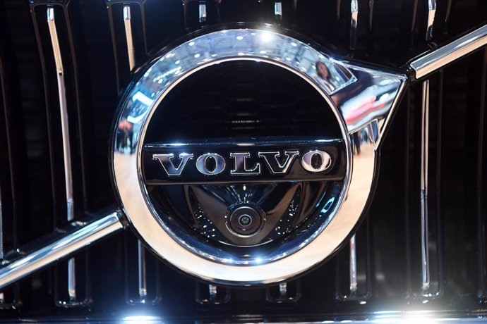 Archivo - FILED - 07 March 2018, Switzerland, Geneva: A general view of the logo of Swedish carmaker Volvo on teh second press day of the 2018 Geneva Motor Show. 