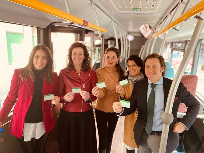 Junta y Ayuntamiento de Almería muestran la tarjeta metropolitana de transportes.