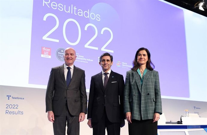 (I-D)El consejero delegado, Ángel Vilá; el presidente ejecutivo de Telefónica S.A., José María Álvarez-Pallete; y la directora general de Finanzas y Control y responsable de Hispanoamérica de la compañía, Laura Abasolo, en la rueda de prensa de resultad