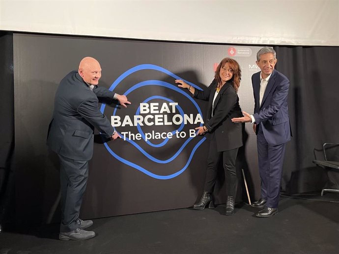 El ceo de GSMA John Hoffman, la teniente de alcalde de Barcelona Laia Bonet y el ceo del MWCapital Francesc Fajula este jueves