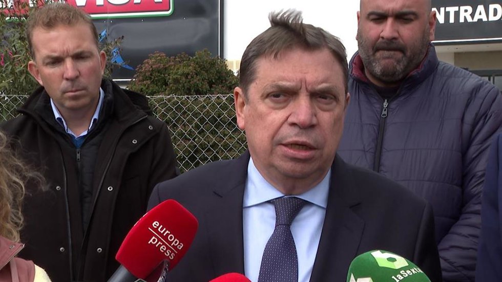 Luis Planas atiende a los periodistas.