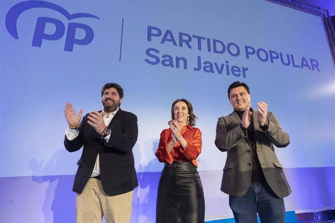 La secretaria general del PP, Cuca Gamarra, y el presidente de la región de Murcia, Fernando López Miras.